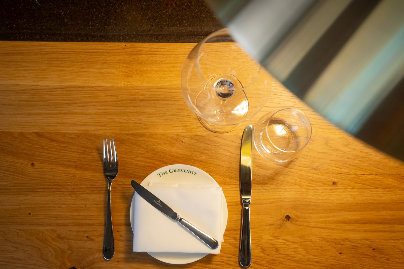 Eingedeckter Tisch mit Weinglas und Besteck bei The Grævenitz